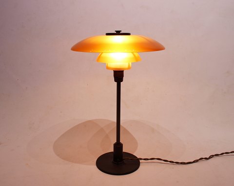 PH 3/2 bordlampe med ravfarvede skærme og stel af bruneret messing  af Poul 
Henningsen og Louis Poulsen fra 1930erne.
5000m2 udstilling.