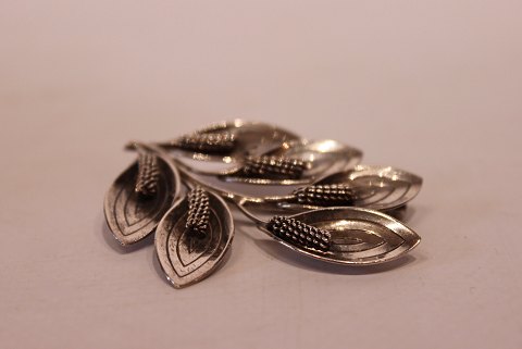 Leaf shaped brooch of sterling silver, stamped A&K.
5000m2 showroom.