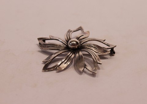 Broche med form som blomst af sterling sølv, stemplet N.E. * 5000m2 udstil - Osted Antik & Design