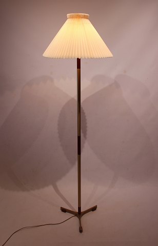 Høj standerlampe af teak og messing, af dansk design fra 1960erne.
5000m2 udstilling.