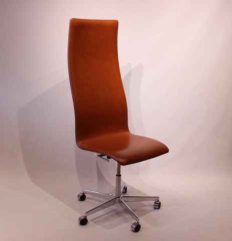 Oxford Classic office chair, with tall back, in patinated elegance leather. 
Designed by Arne Jacobsen in 1963 and manufactured by Fritz Hansen in 2013.
5000m2 showroom.