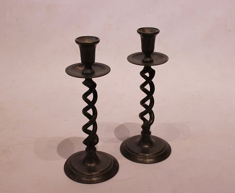 A pair of candlesticks from the 1840s. The sticks are in great antique 
condition.
5000m2 showroom.