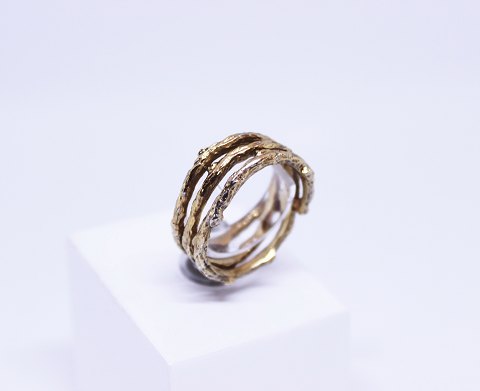 Gilded 925 sterling silver ring stamped AKZ.
5000m2 showroom.