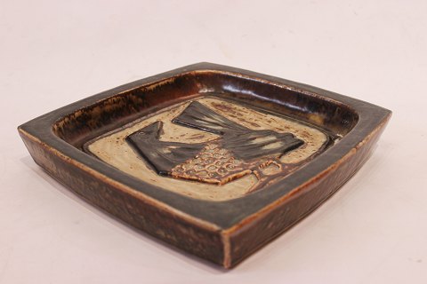 Royal Copenhagen stoneware dish, no.: 21941, by Jørgen Mogensen.
5000m2 showroom.
