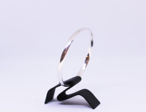 Bangle in 925 sterling silver, stamped R.S.
5000m2 showroom.