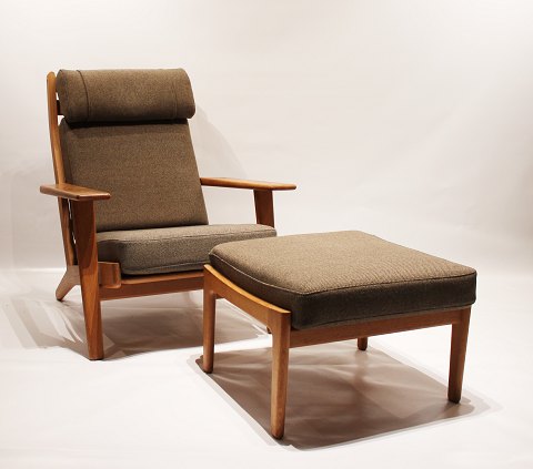 Lænestol med høj ryg, model GE290A, og skammel af Hans J. Wegner og Getama, 
1960erne.
5000m2 udstilling.