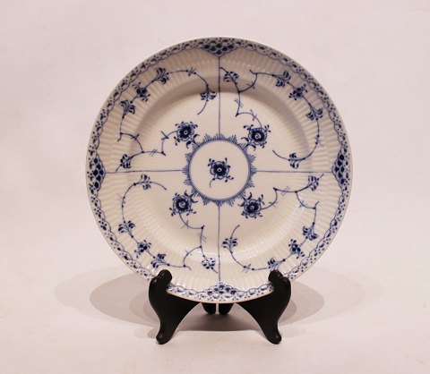 Royal Copenhagen blue fluted half lace lunch plate, #1/572.
5000m2 showroom.