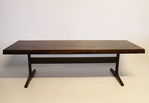 Coffee table in rosewood of danish design from the 1960s.
5000m2 showroom.