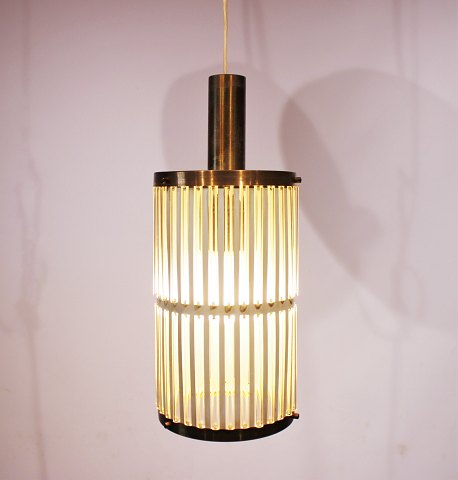 Vintage ceiling pendant in glass and brass of danish design from the 1970s.
5000m2 showroom.