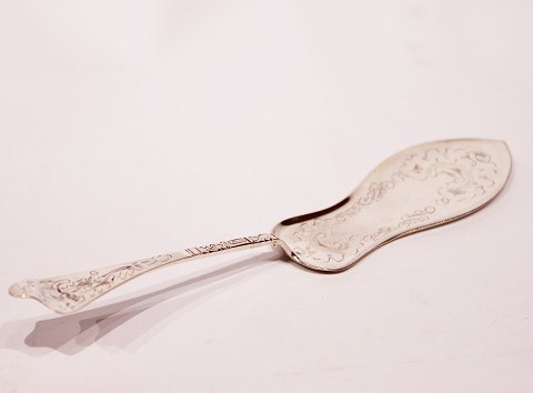 Cake server in Antique Rococo, hallmarked silver.
5000m2 showroom.