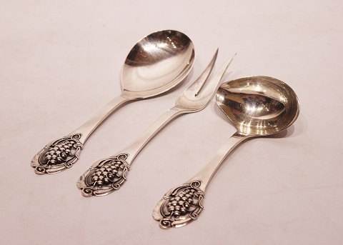 Server, carving fork and saucer in other pattern of hallmarked silver.
5000m2 showroom.