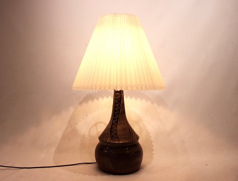 Ceramic table lamp of danish design by Palshus and from the 1960s.
5000m2 showroom.