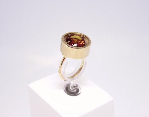 Ring of 14 ct. gold decorated with piece of amber.
5000m2 showroom.