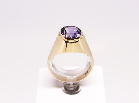 Ring of 14 ct. gold decorated with amethyst and stamped VASA.
5000m2 showroom.