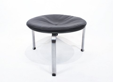 Stool, model PK33, with seat of black leather and frame of matt chrome spring 
steel, by Poul Kjærholm and Fritz Hansen.
5000m2 showroom.