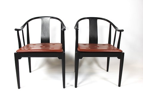 A pair of China chairs of black colored ash by Hans J. Wegner and Fritz Hansen, 
2013.
5000m2 showroom.