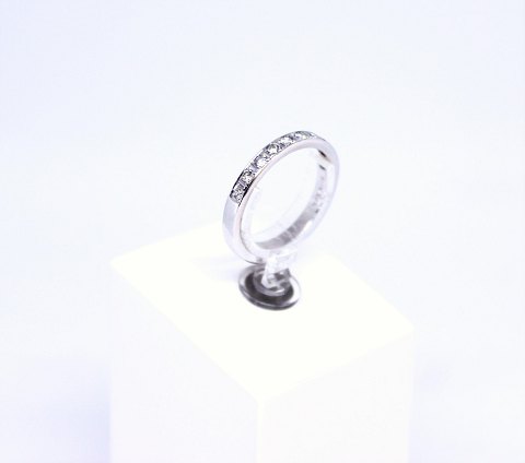 Ring of 14 carat white gold decorated with 10 diamonds and stamped GIFA.
5000m2 showroom.