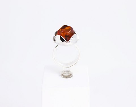 Ring of 925 sterling silver decorated with a piece of amber and stamped EF.
5000m2 showroom.