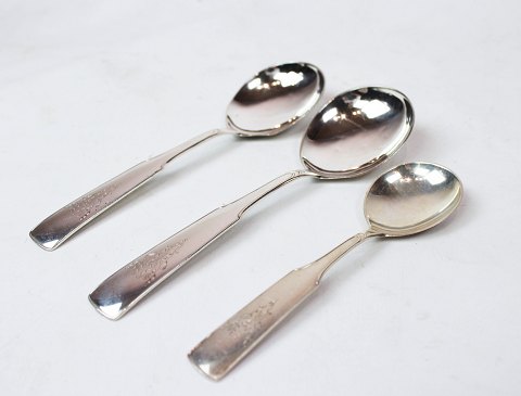 Different compote spoons in heritage silver no. 2 by Hans Hansen.
5000m2 showroom.