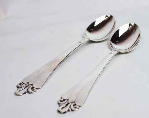 Dinner spoon and dessert spoon in H.C. Andersen pattern, hallmarked silver.
5000m2 showroom.