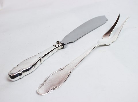Kagekniv og stegegaffel i Frijsenborg, tretårnet sølv.
5000m2 udstilling.