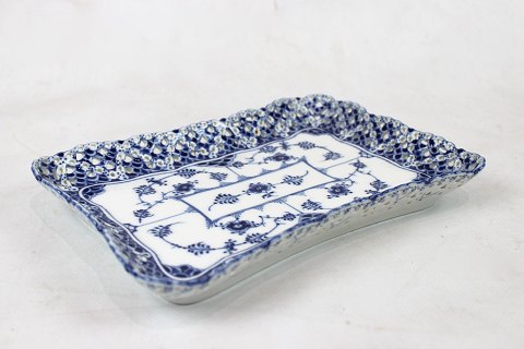 Royal Copenhagen blue fluted lace dish, no.: 1/1122.
5000m2 showroom.