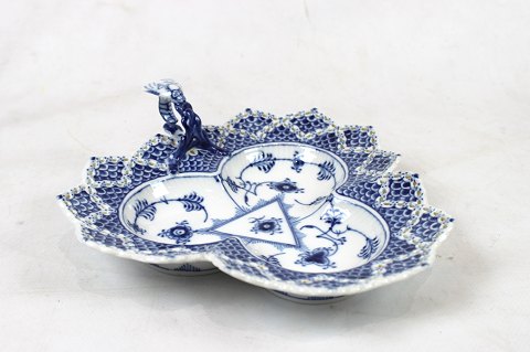 Royal Copenhagen blue fluted lace dish, no.: 1/1077.
5000m2 showroom.