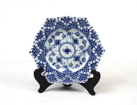 Royal Copenhagen blue fluted lace plate, no.: 1/1144.
5000m2 showroom.