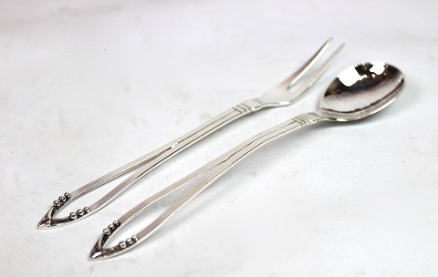 Pålægsgaffel og marmeladeske i andet mønster af Georg Jensen. 
5000m2 udstilling.
