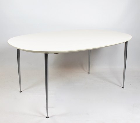 Spisebord med hvid laminat og stål ben af dansk design.
5000m2 udstilling.