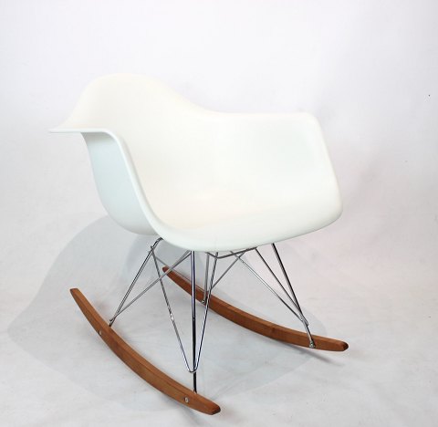 RAR rocking chair in white designed by Charles & Ray Eames and manufactured by 
Vitra in 2016.
5000m2 showroom.
