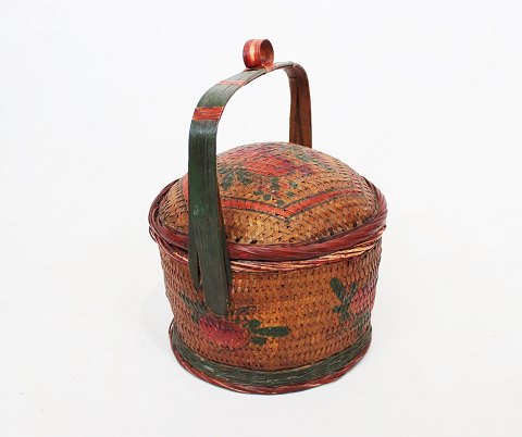 Chinese bread basket with original paint in red colors from around the 1880s.
5000m2 showroom.