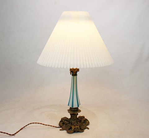 French table lamp of bronze and opaline glass from around the year 1910.
5000m2 showroom.