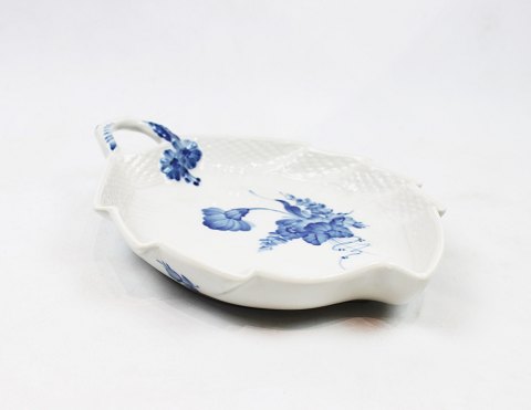 Leaf shaped dish, no.: 1599, in Blue Flower by Royal Copenhagen.
5000m2 showroom.