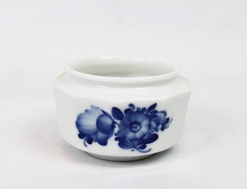 Small bowl, no.: 8617, in Blue Flower by Royal Copenhagen.
5000m2 showroom.