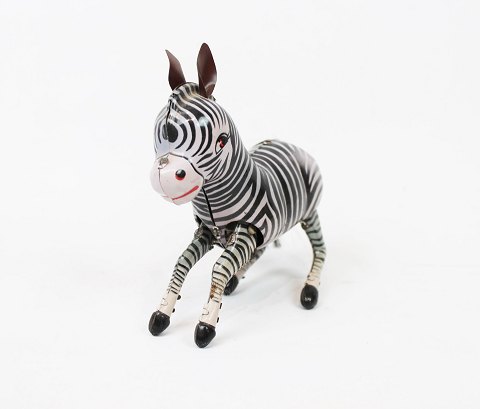 Gammel legetøj i form af en zebra af metal lavet i Kina fra 1950erne.
5000m2 udstilling.