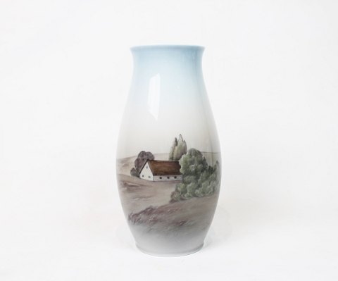 Vase with country motif, no.: 682-5249, by Bing & Grøndahl.
5000m2 showroom.