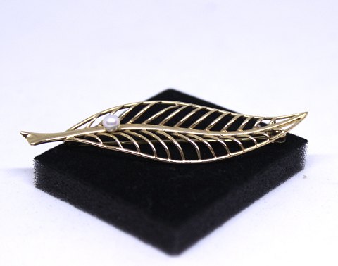 Leaf shaped brooch of 14 carat gold with pearl, stamped H.S.
5000m2 showroom.