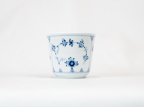 Royal Copenhagen blue fluted cup, no. 495.
5000m2 showroom.