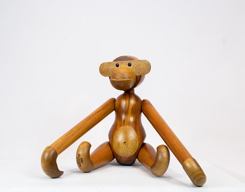 The large monkey in teak and limba designet by Kay Bojesen in 1951.
5000m2 showroom.