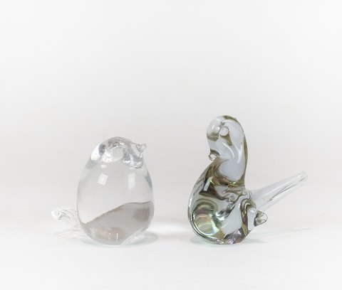 A pair of decorative glass birds.
5000m2 showroom.