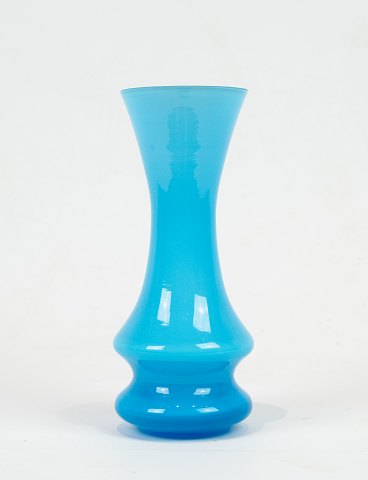 Blå glas vase med hvid opaline glas indvendigt af Holmegaard.
5000m2 udstilling.