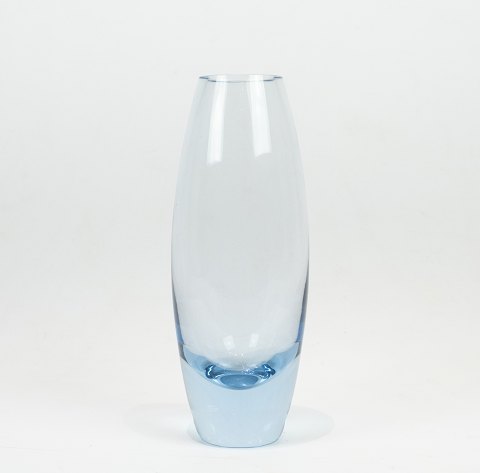 Glas vase i isblå farve af Per Lütken for Holmegaard.
5000m2 udstilling.