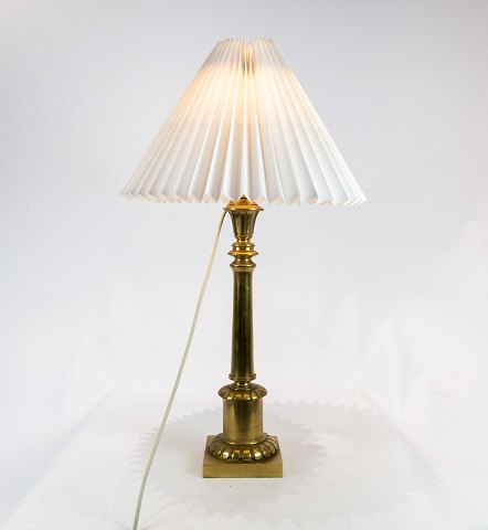 Høj bordlampe i messing fra 1920erne.
5000m2 udstilling.
