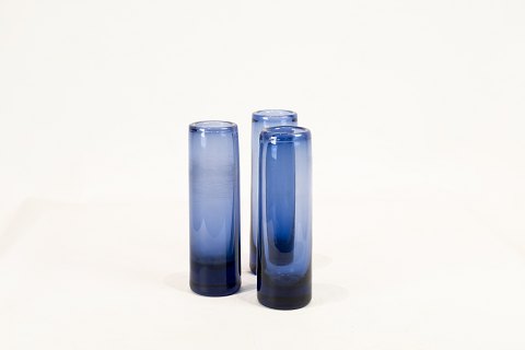 Sæt af tre mørkeblå glas vaser af Per Lütken for Holmegaard.
5000m2 udstilling.