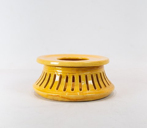 Fyrfad af keramik med gul glasur af Herman A. Kähler.
5000m2 udstilling.