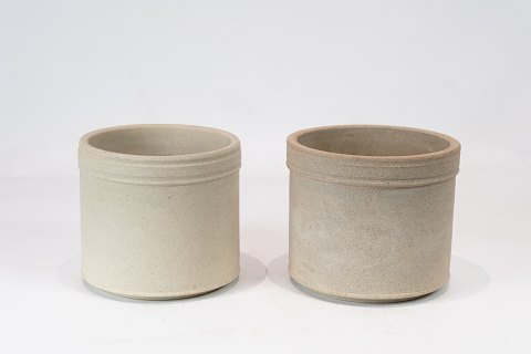 To små keramik urtepotteskjuler af Herman A. Kähler.
5000m2 udstilling.