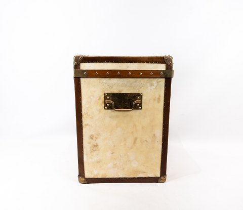 Smuk høj Ralph 
Lauren kuffert, i flot stand fra 1970erne.
5000m2 udstilling.