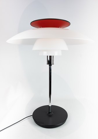 PH80 bordlampe designet af Poul Henningsen og fremstillet af Louis Poulsen.
5000m2 udstilling.
