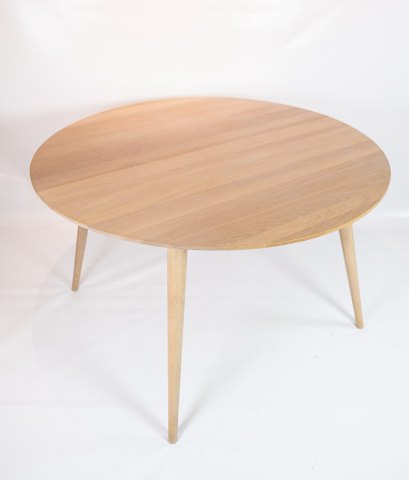 Spisebord i eg af dansk design fremstillet af Bruunmunch.
5000m2 udstilling.
